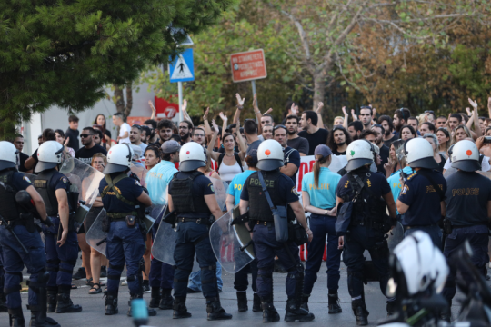 Διαμαρτυρία στην καμένη Πεντέλη με ισχυρή αστυνομική παρουσία